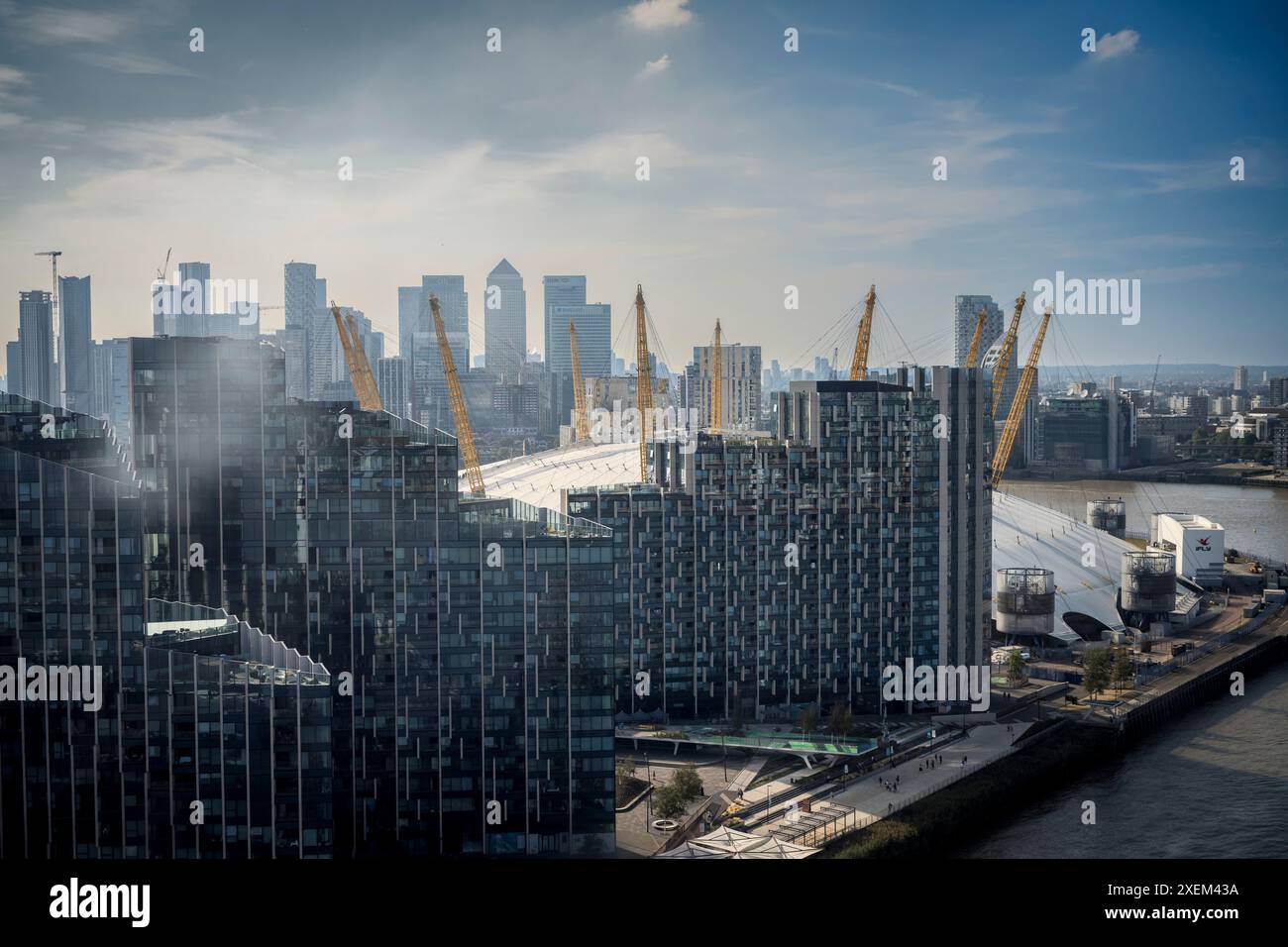 Paesaggio urbano lungo il Tamigi con edifici residenziali e un'arena al coperto, vista dalla funivia Dangleway, Docklands, Londra, Regno Unito Foto Stock