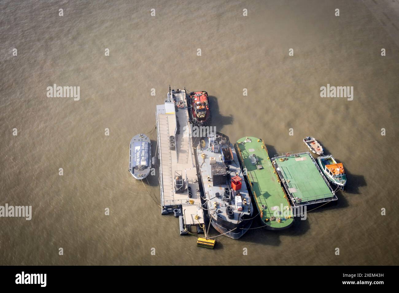 Chiatte e rimorchiatori sul Tamigi, visti direttamente dall'alto sulla funivia Dangleway, Docklands, Londra, Regno Unito; Londra, Inghilterra Foto Stock