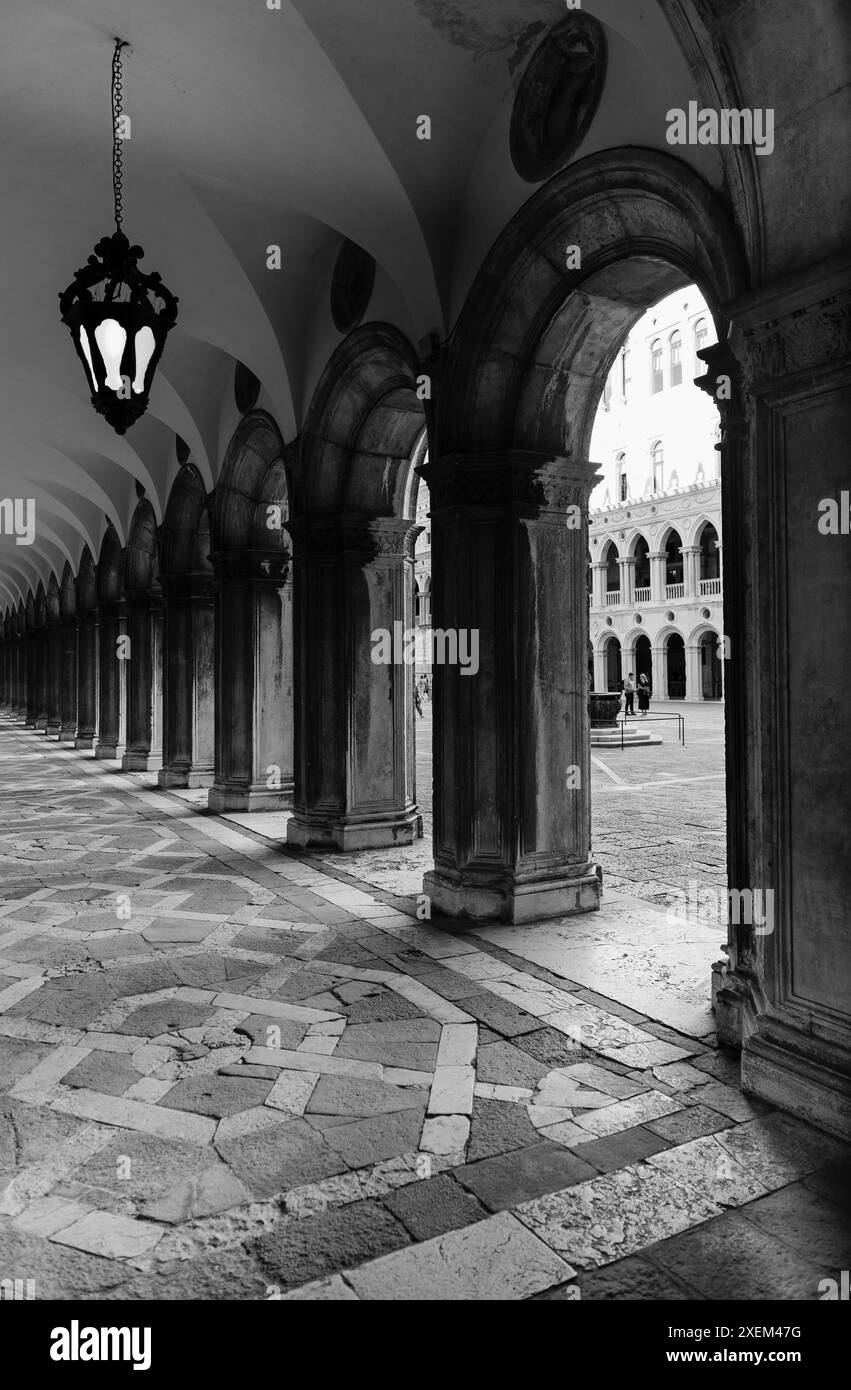 Immagine in bianco e nero del cortile e del portico del Palazzo Ducale di Venezia; Venezia, Veneto, Italia Foto Stock