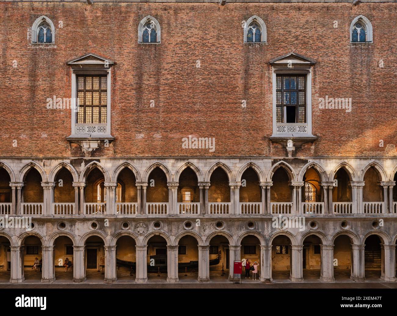 Cortile e portico del Palazzo Ducale a Venezia; Venezia, Veneto, Italia Foto Stock