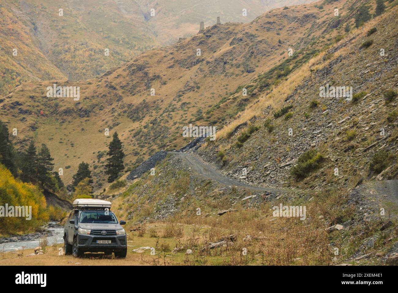 Veicolo sportivo parcheggiato nel Tusheti National Park in autunno; regione di Kakheti, Akhmeta, Georgia Foto Stock