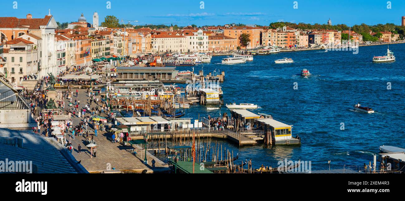 Riva degli Schiavoni, una monumentale zona sul lungomare di Venezia; Venezia, Veneto, Italia Foto Stock