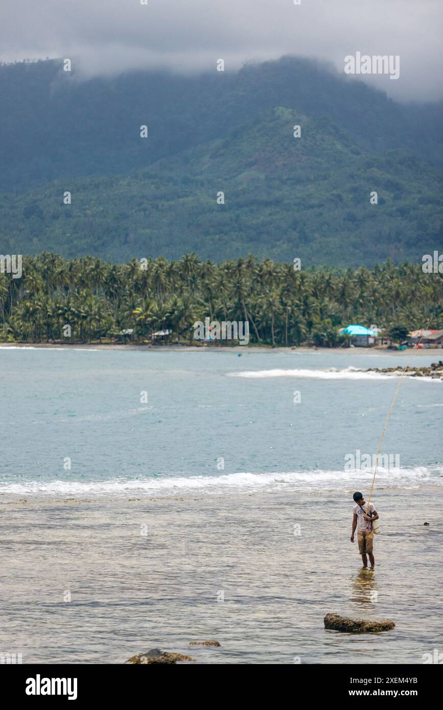 Pesca lungo la splendida costa tropicale di Sulawesi settentrionale, Indonesia; Sulawesi settentrionale, Indonesia Foto Stock