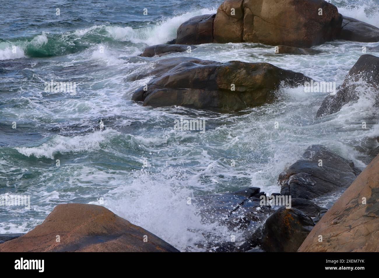 Il tempo tempestoso con venti forti e onde che colpiscono isole, scogli e isolotti a Kattegat, sulla costa occidentale della Svezia. Foto Stock