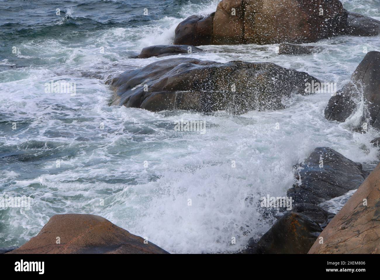 Il tempo tempestoso con venti forti e onde che colpiscono isole, scogli e isolotti a Kattegat, sulla costa occidentale della Svezia. Foto Stock