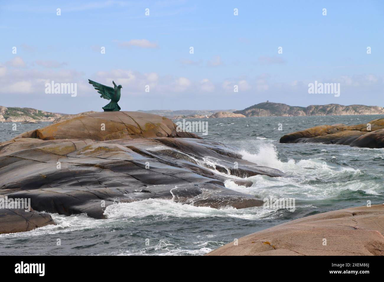 Tempesta con forti venti e onde che colpiscono la scultura di Gudmar Olovson su una piccola isola dell'arcipelago di Fjällbacka sulla costa occidentale della Svezia. Foto Stock