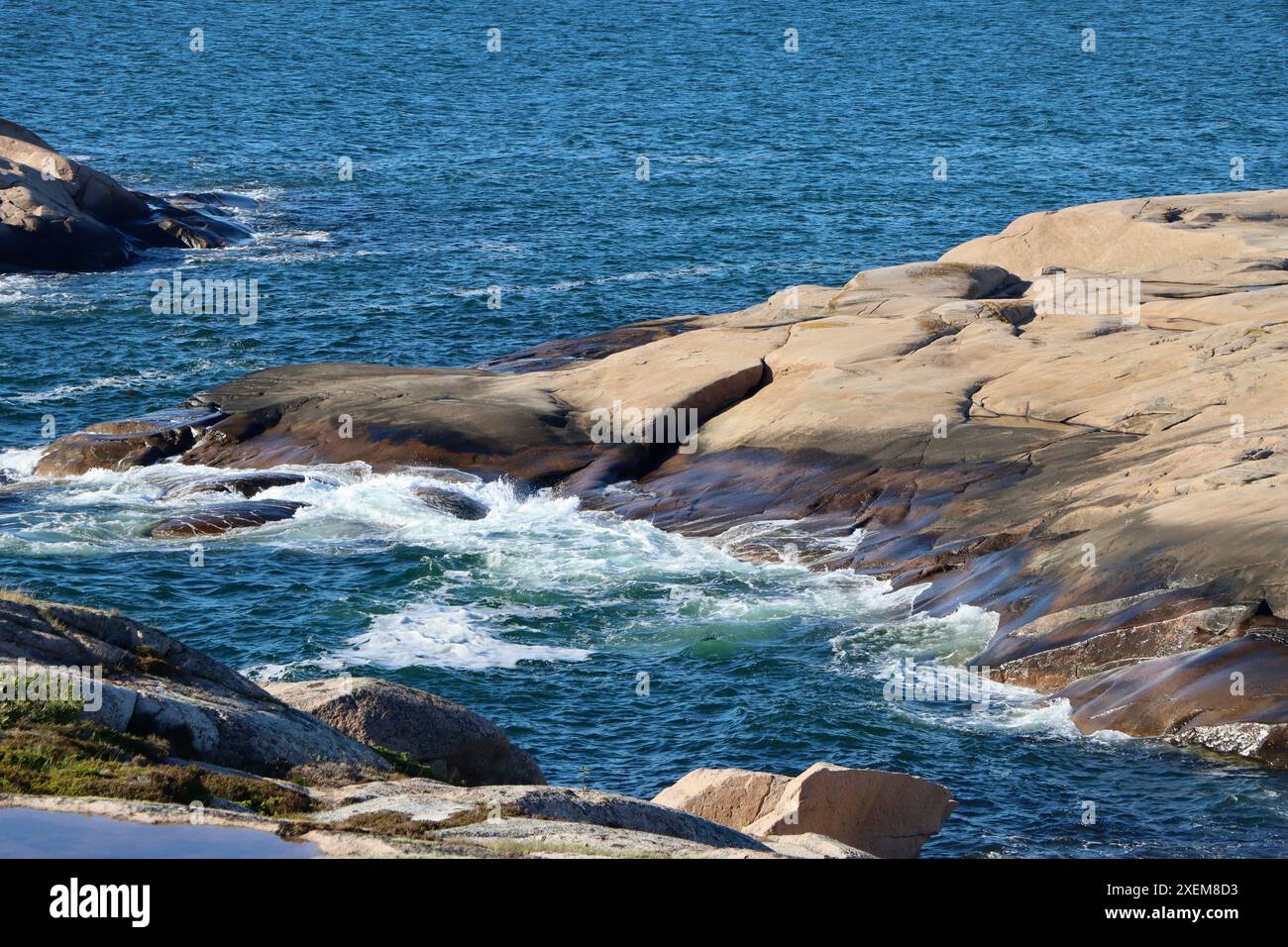 Il tempo tempestoso con venti forti e onde che colpiscono isole, scogli e isolotti a Kattegat, sulla costa occidentale della Svezia. Foto Stock