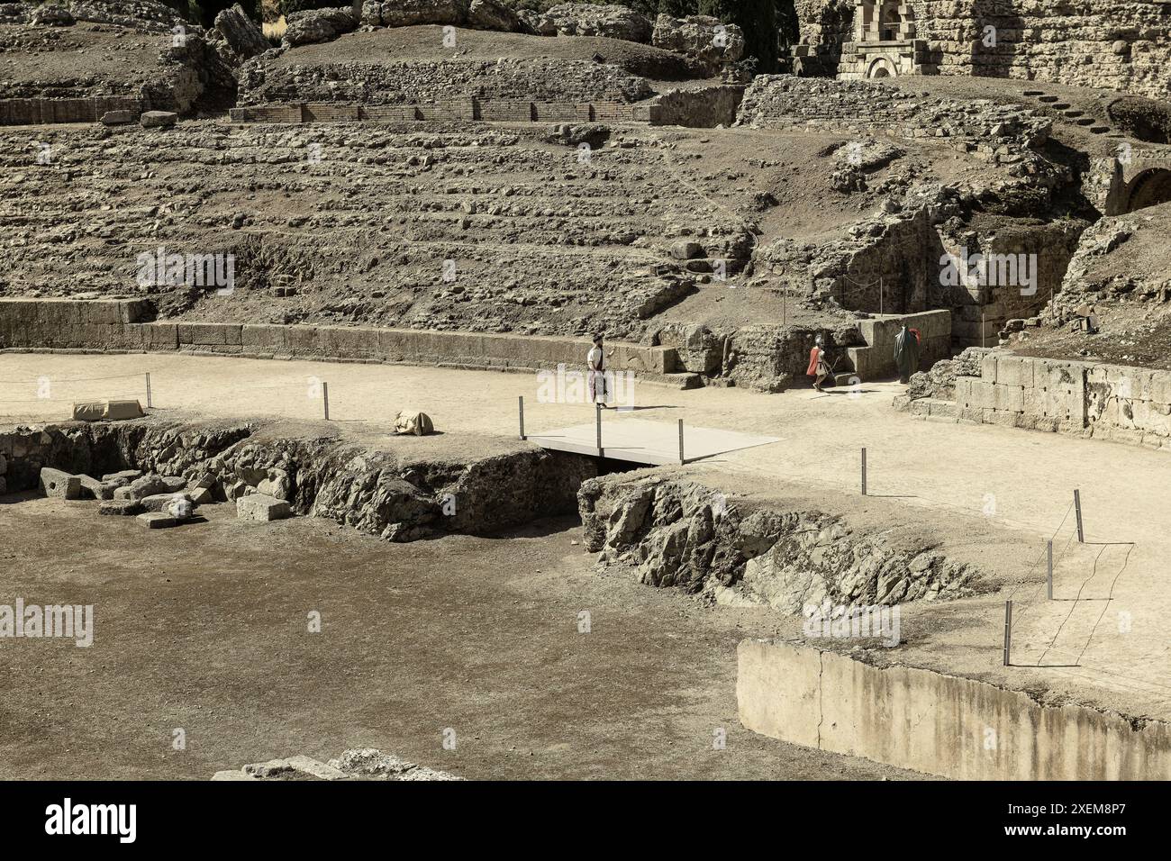 I visitatori esplorano l'arena dove un tempo si tenevano i giochi dei gladiatori e gli spettacoli pubblici. Foto Stock