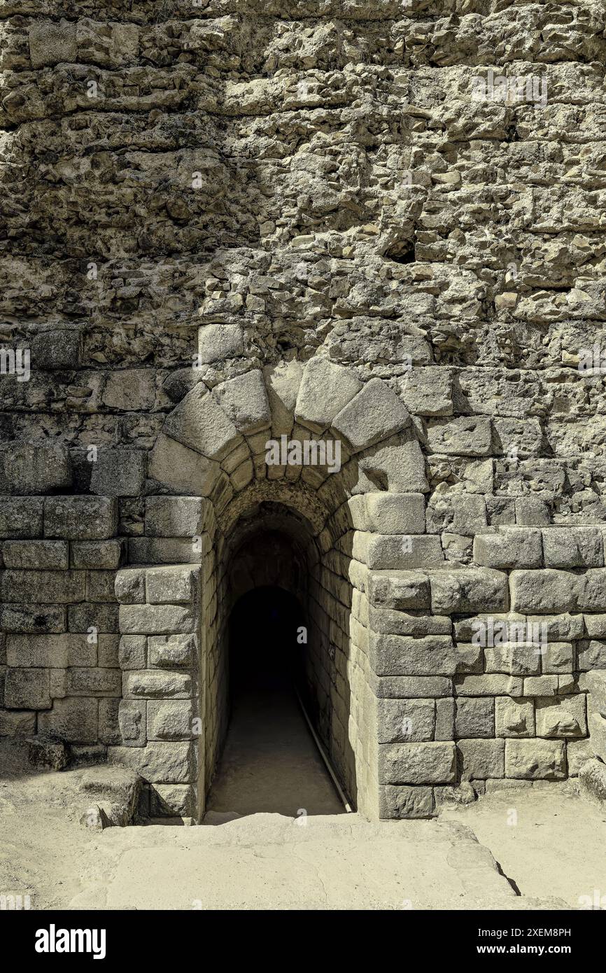 Il passaggio presenta intricati lavori in pietra e conduce all'arena, mostrando la notevole architettura e il significato storico di questo antico Foto Stock