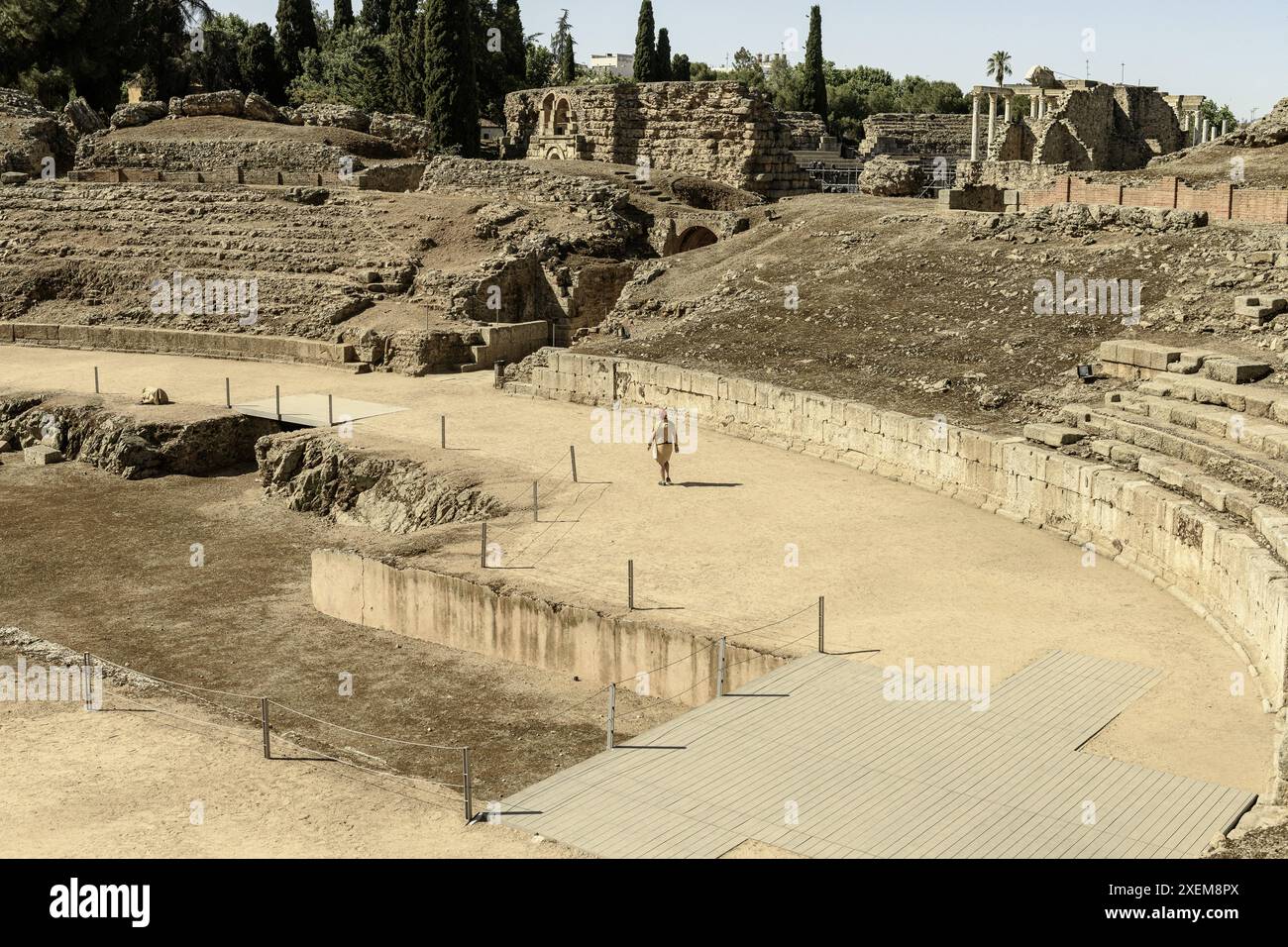 I visitatori esplorano l'arena dove un tempo si tenevano i giochi dei gladiatori e gli spettacoli pubblici. Foto Stock