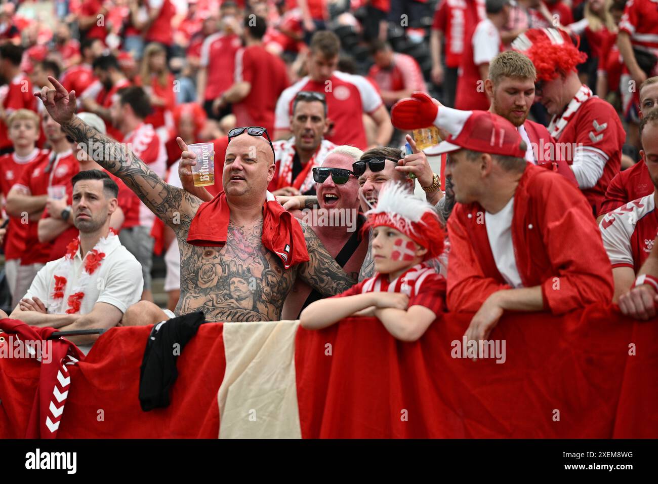 FRANCOFORTE SUL MENO, GERMANIA - 20 GIUGNO: Tifosi della Danimarca durante la partita a gironi di UEFA EURO 2024 tra Danimarca e Inghilterra all'Arena di Francoforte sul Ju Foto Stock