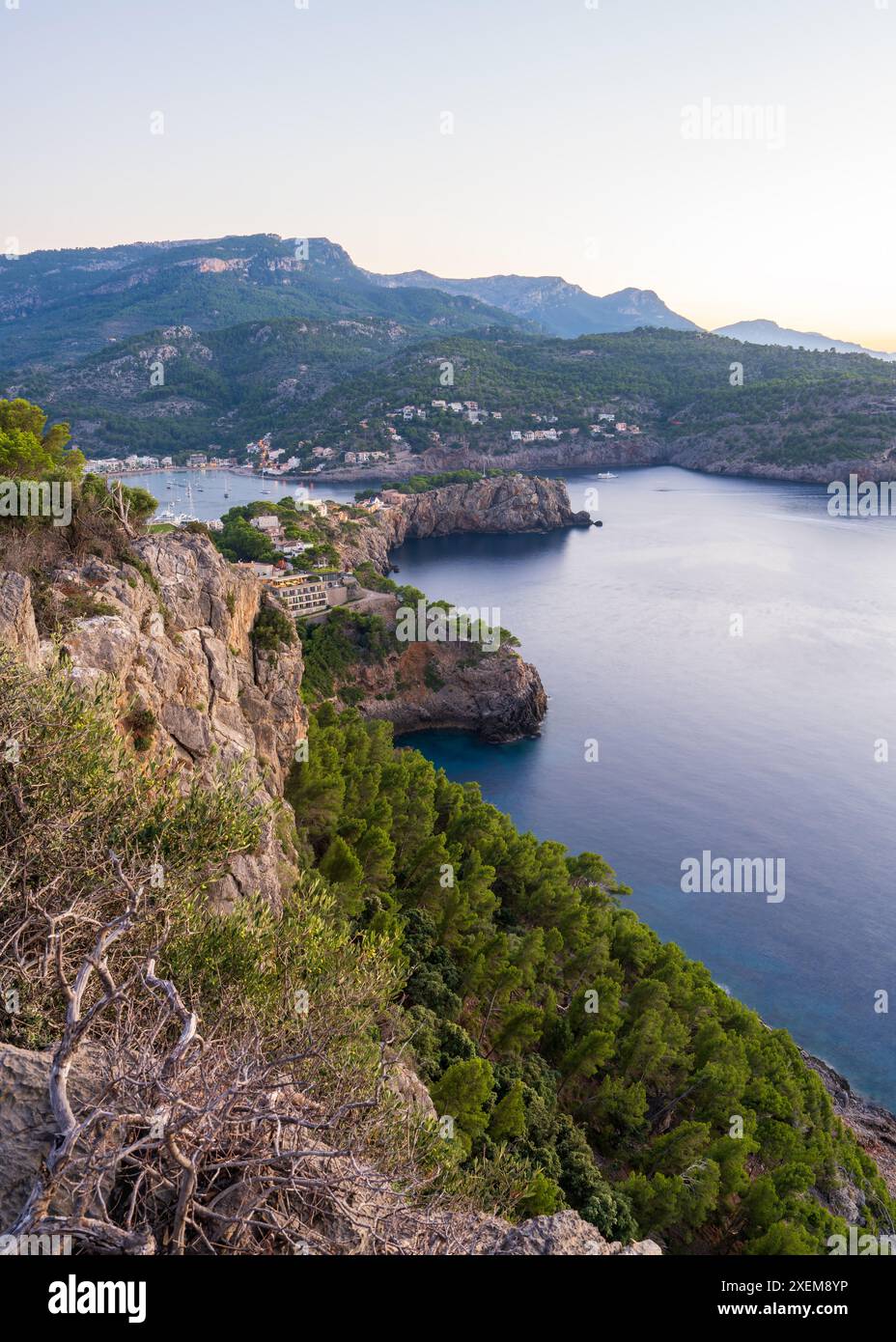 Splendida vista sulla costa di Port de Soller. Porto con molti yacht e navi. Isola di Maiorca, Spagna, Mar Mediterraneo. Isole Baleari Foto Stock