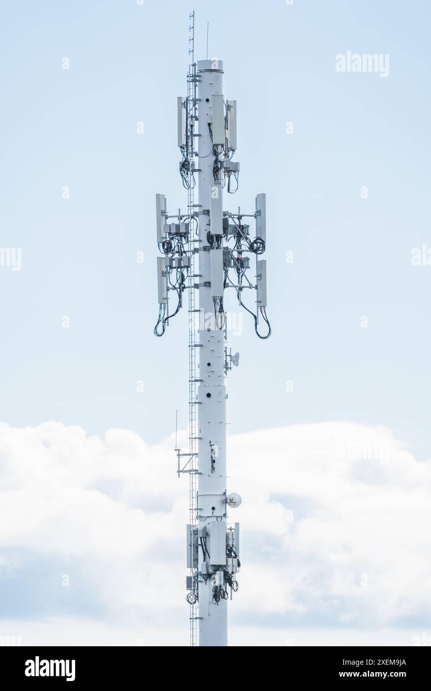 Torre di telefonia mobile alta per telecomunicazioni con antenna in Alberta Canada. Foto Stock