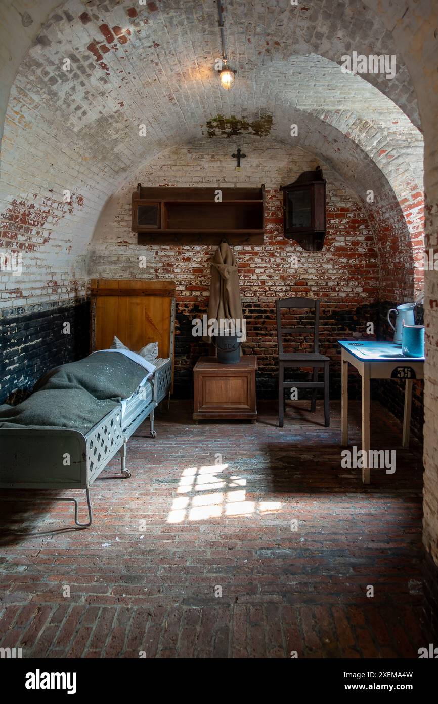 Interno della vecchia cella del museo della prigione di Merksplas vicino a Hoogstraten, provincia di Anversa, Fiandre, Belgio Foto Stock