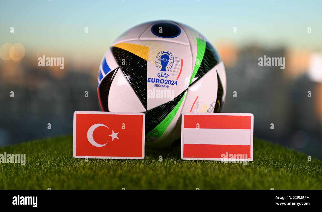 27 giugno 2024, Berlino, Germania. Bandiere di Austria e Turchia - partecipanti ai playoff del Campionato europeo di calcio e pallone ufficiale 2024 Adida Foto Stock