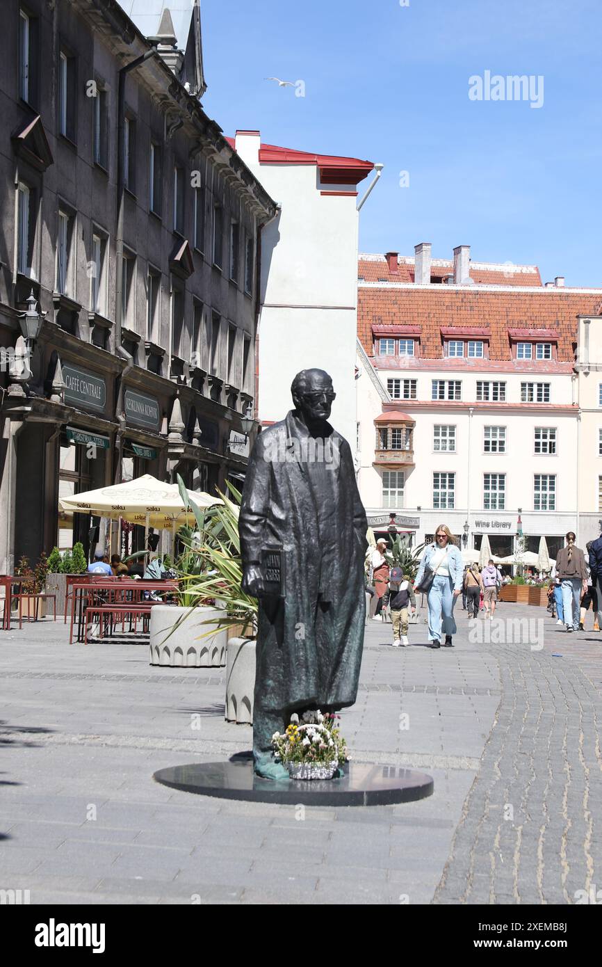 La statua dell'autore Jaan Kross all'angolo tra Niguliste e Kullassepa nella città vecchia di Tallinn, Estonia. Foto Stock