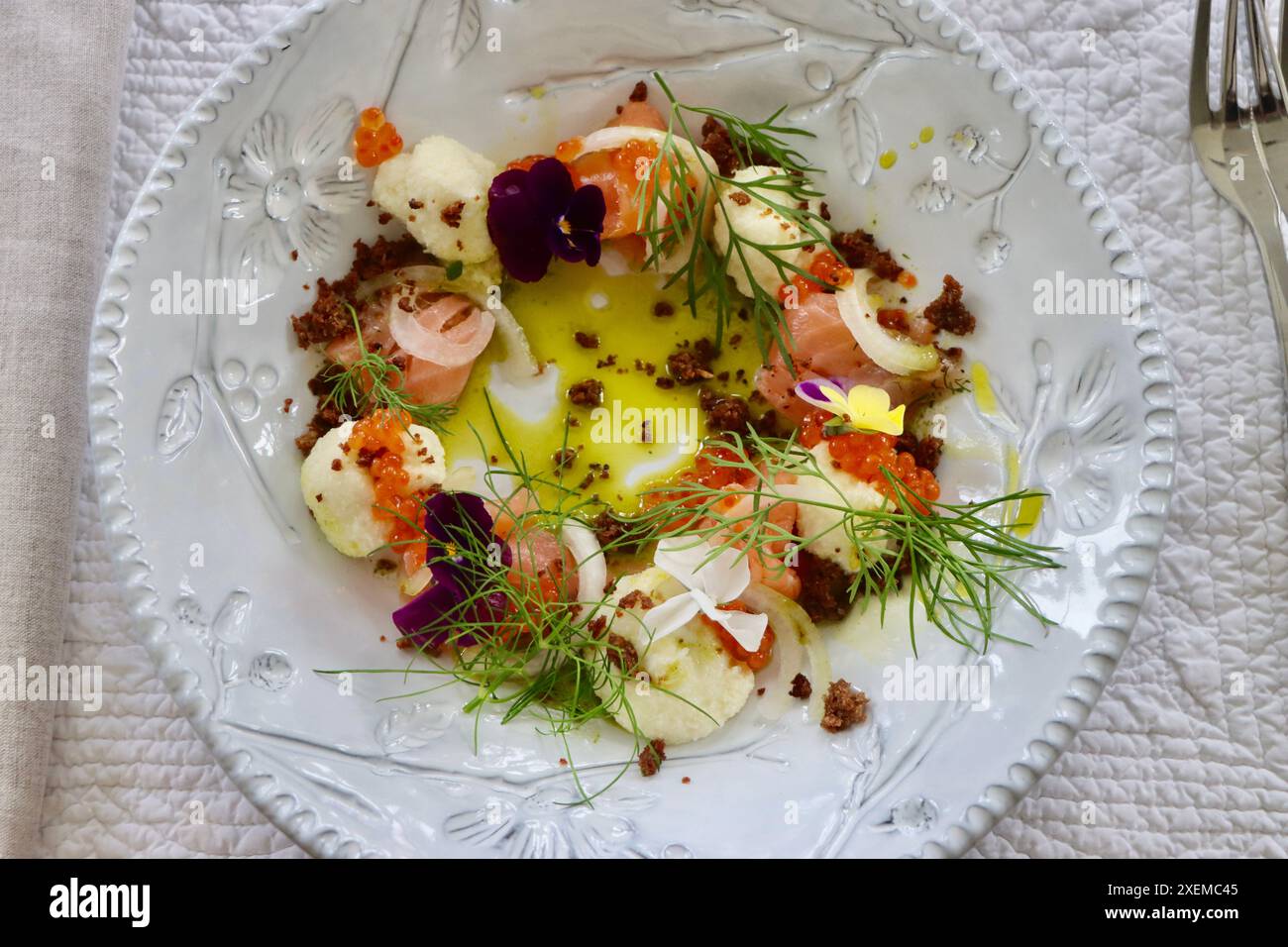 Lo chef svedese Isa Gunner offre un piatto di salmone, caviale di salmone e purea di cavolfiore, olio d'oliva e aneto. Giugno 2024 Foto Stock