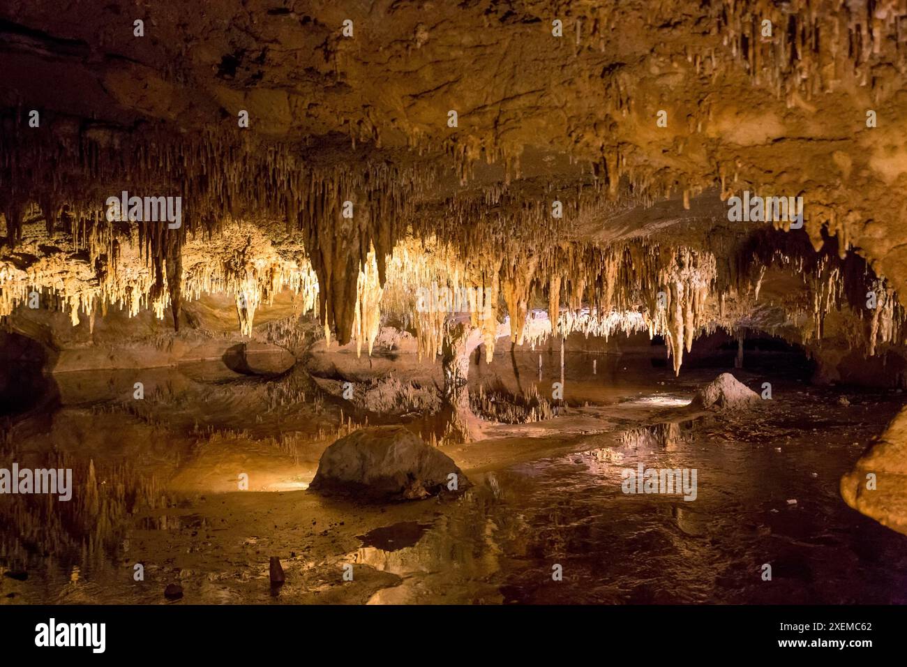 Dream Lake con riflessi di stalattiti a Luray Caverns, Virginia Foto Stock