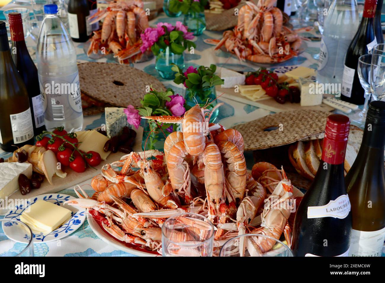 Langoustine cotte, Nephrops norvegicus, chiamate anche aragoste norvegesi (havskräfta in svedese) pronte per mangiare il pezzo forte sul tavolo della cena in Svezia. Foto Stock