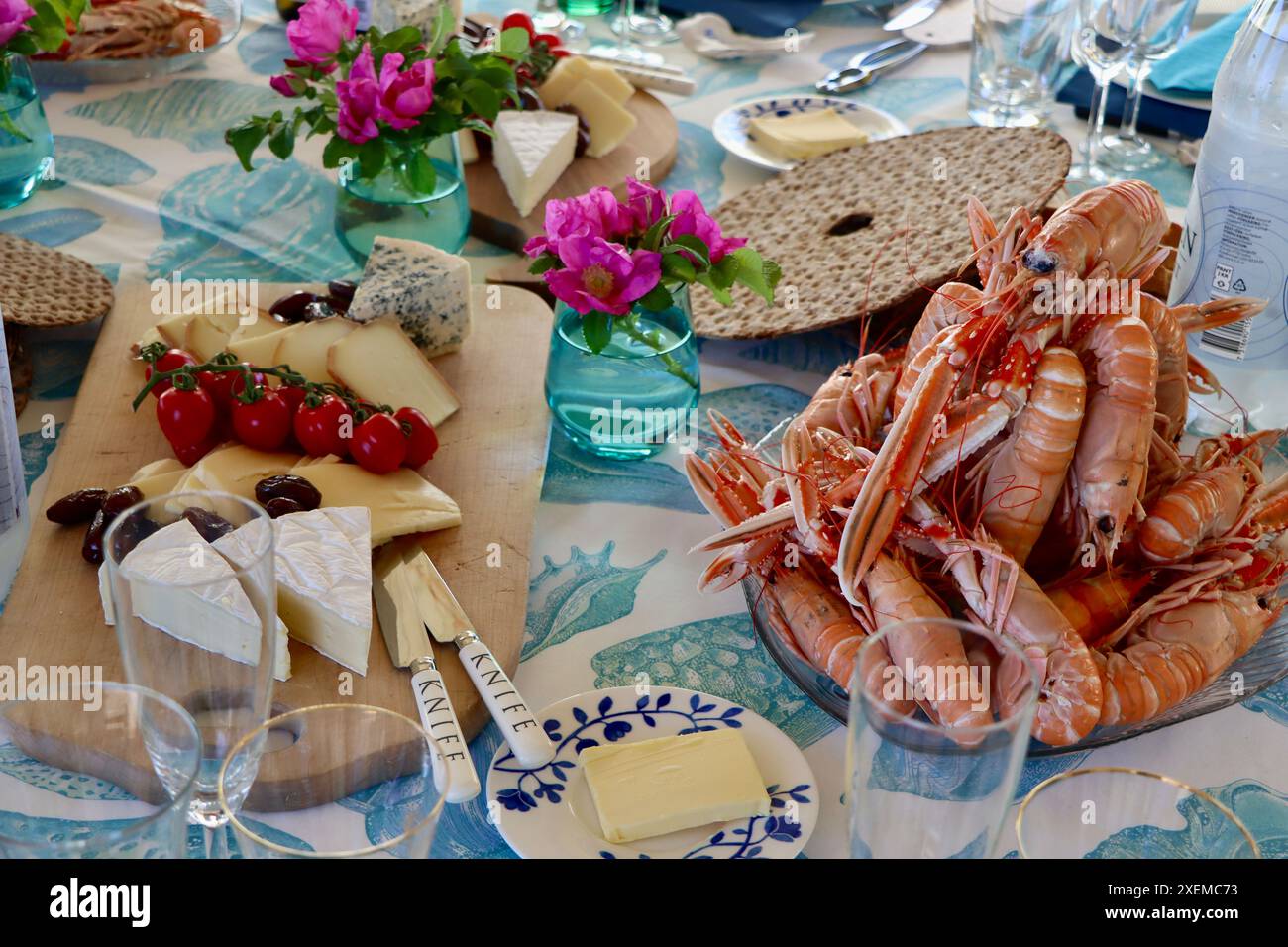Langoustine cotte, Nephrops norvegicus, chiamate anche aragoste norvegesi (havskräfta in svedese) pronte per mangiare il pezzo forte sul tavolo della cena in Svezia. Foto Stock