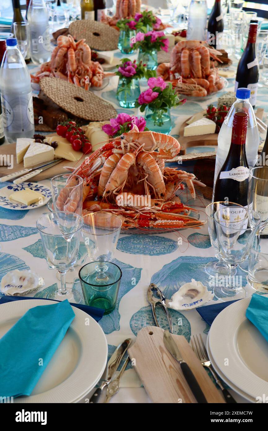 Langoustine cotte, Nephrops norvegicus, chiamate anche aragoste norvegesi (havskräfta in svedese) pronte per mangiare il pezzo forte sul tavolo della cena in Svezia. Foto Stock