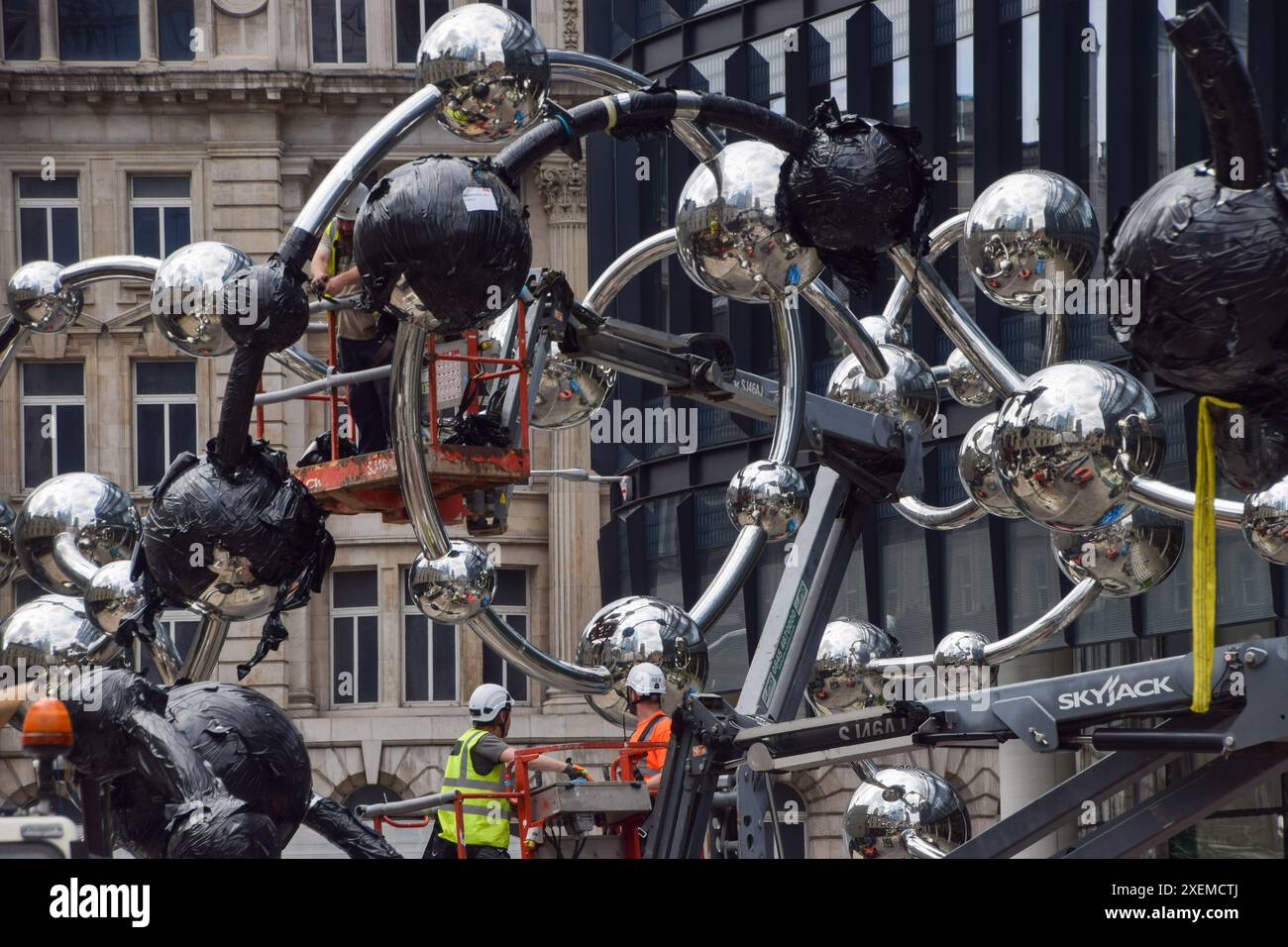 Londra, Regno Unito. 28 giugno 2024. I lavoratori installano "Infinite Accumulation" di Yayoi Kusama, una gigantesca scultura accanto alla stazione di Liverpool Street. Crediti: Vuk Valcic/Alamy Live News Foto Stock