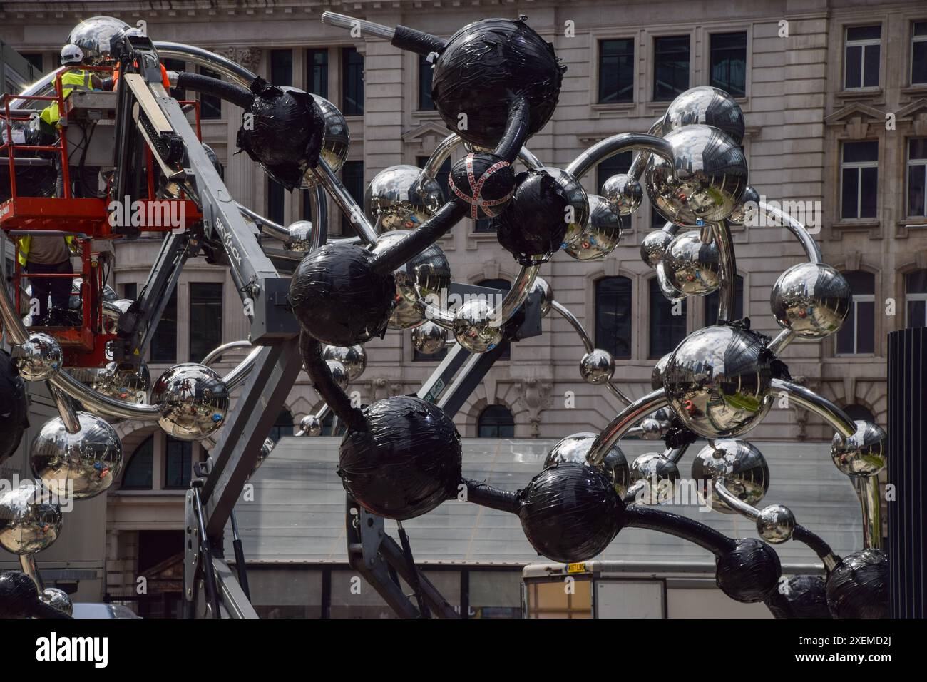 Londra, Regno Unito. 28 giugno 2024. I lavoratori installano "Infinite Accumulation" di Yayoi Kusama, una gigantesca scultura accanto alla stazione di Liverpool Street. Crediti: Vuk Valcic/Alamy Live News Foto Stock