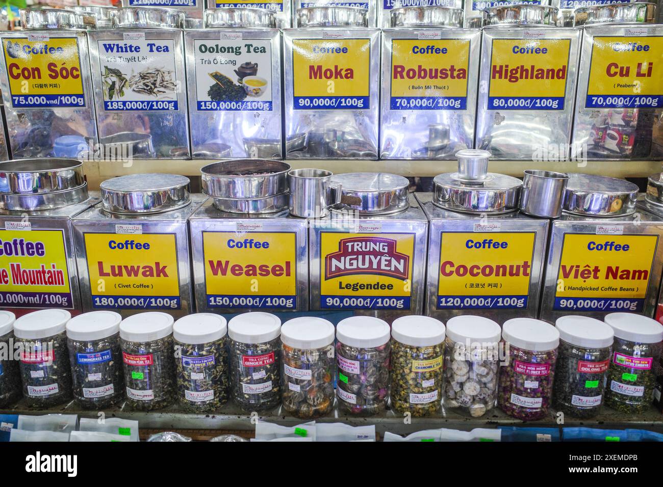 Ho chi Minh City, Vietnam - 1 febbraio 2024: Chicchi di caffè in vendita nel mercato di Cho Ben Thanh, Saigon Foto Stock