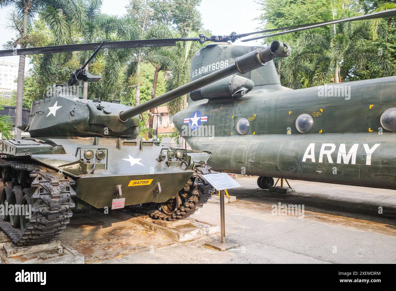Ho chi Minh City, Vietnam - 2 febbraio 2024: Hardware militare americano in mostra al Vietnam War Remants Museum di ho chi Minh City Foto Stock
