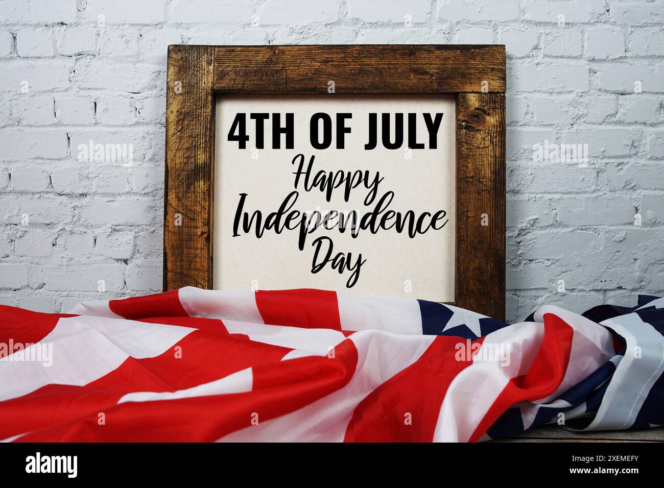 Buon quarto di luglio Independence Day messaggero di testo con la bandiera degli Stati Uniti su sfondo di legno Foto Stock