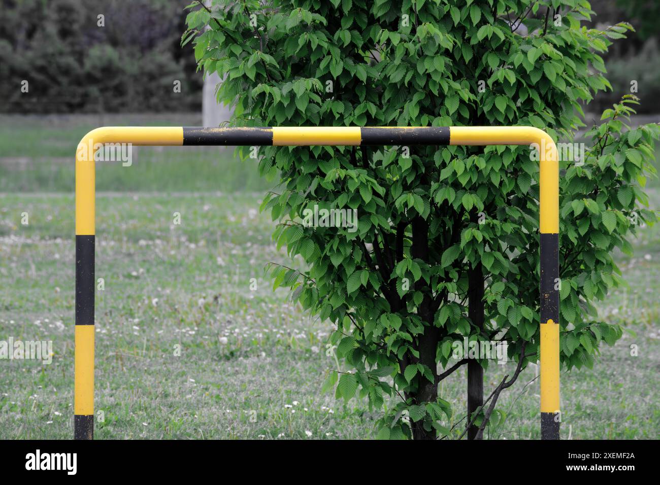 Tubo piegato in metallo con strisce gialle e nere. Foto Stock