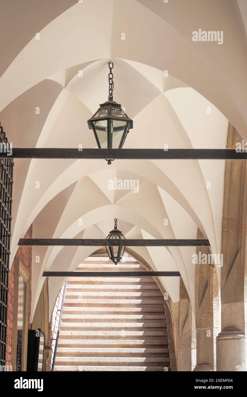Un affascinante edificio antico con un ingresso ad arco di architettura insolita. Foto Stock