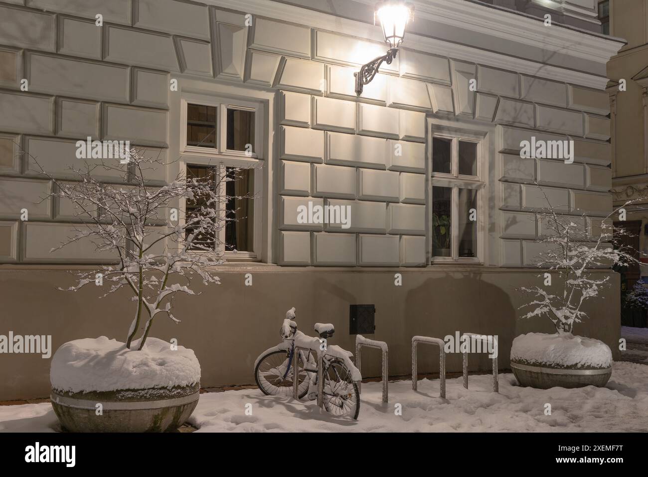 Una sera invernale nevosa in città prima di Natale. Foto Stock