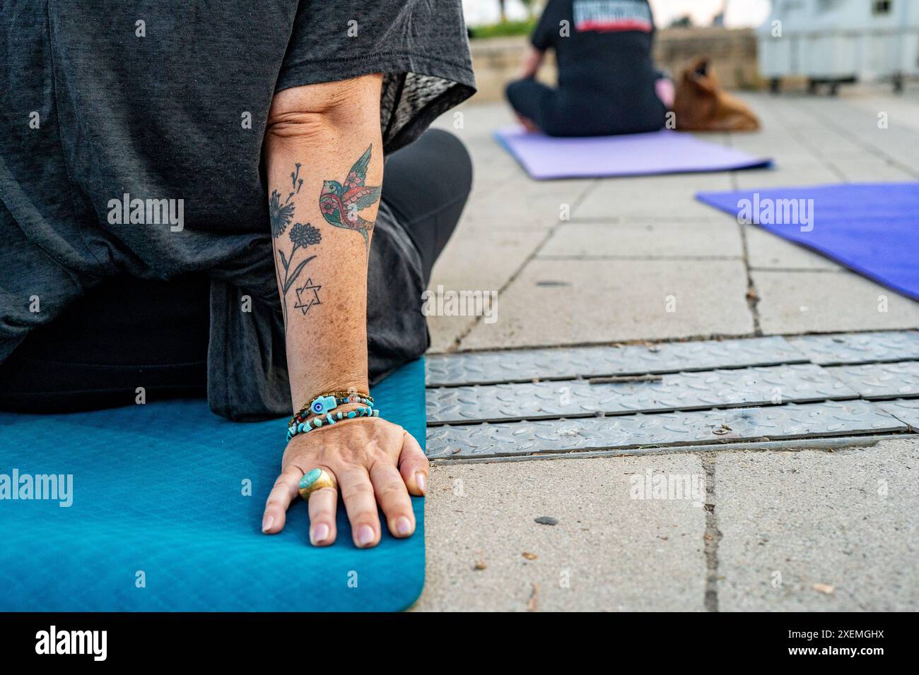 Un simbolo "Magen David" (scudo di David/stella di David) tatuaggio sul braccio di uno dei partecipanti all'evento speciale di yoga. È stato organizzato uno speciale evento yoga che chiede il rilascio di Carmel Gat, una donna israeliana che pratica yoga regolarmente, e per il rilascio di tutti i 120 israeliani che sono ancora tenuti in ostaggio da Hamas a Gaza da 9 mesi. Alcune dozzine di donne hanno partecipato all'evento speciale, pregando per la sicurezza e il rilascio di tutti gli ostaggi alle loro famiglie, ed eseguendo esercizi di yoga come un atto pacifico di speranza. (Foto di Sharon Eilon/SOPA Images/Sipa USA) Foto Stock