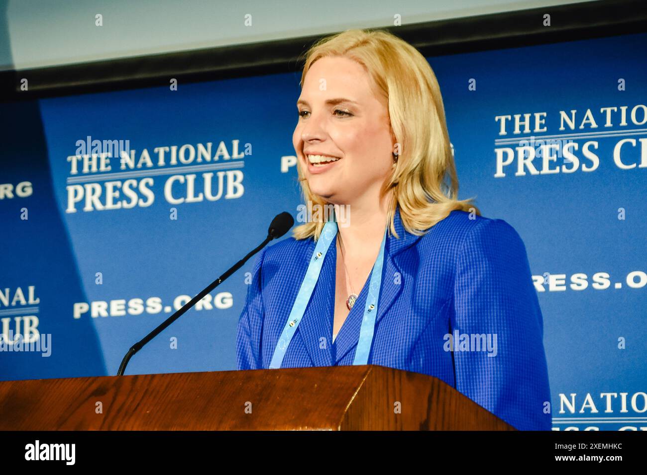 Rep. Ashley Hinson (R, IA) presso The Press vs. Politics Spelling Bee, 27 giugno 2024. National Press Club. Washington, D.C. Foto Stock