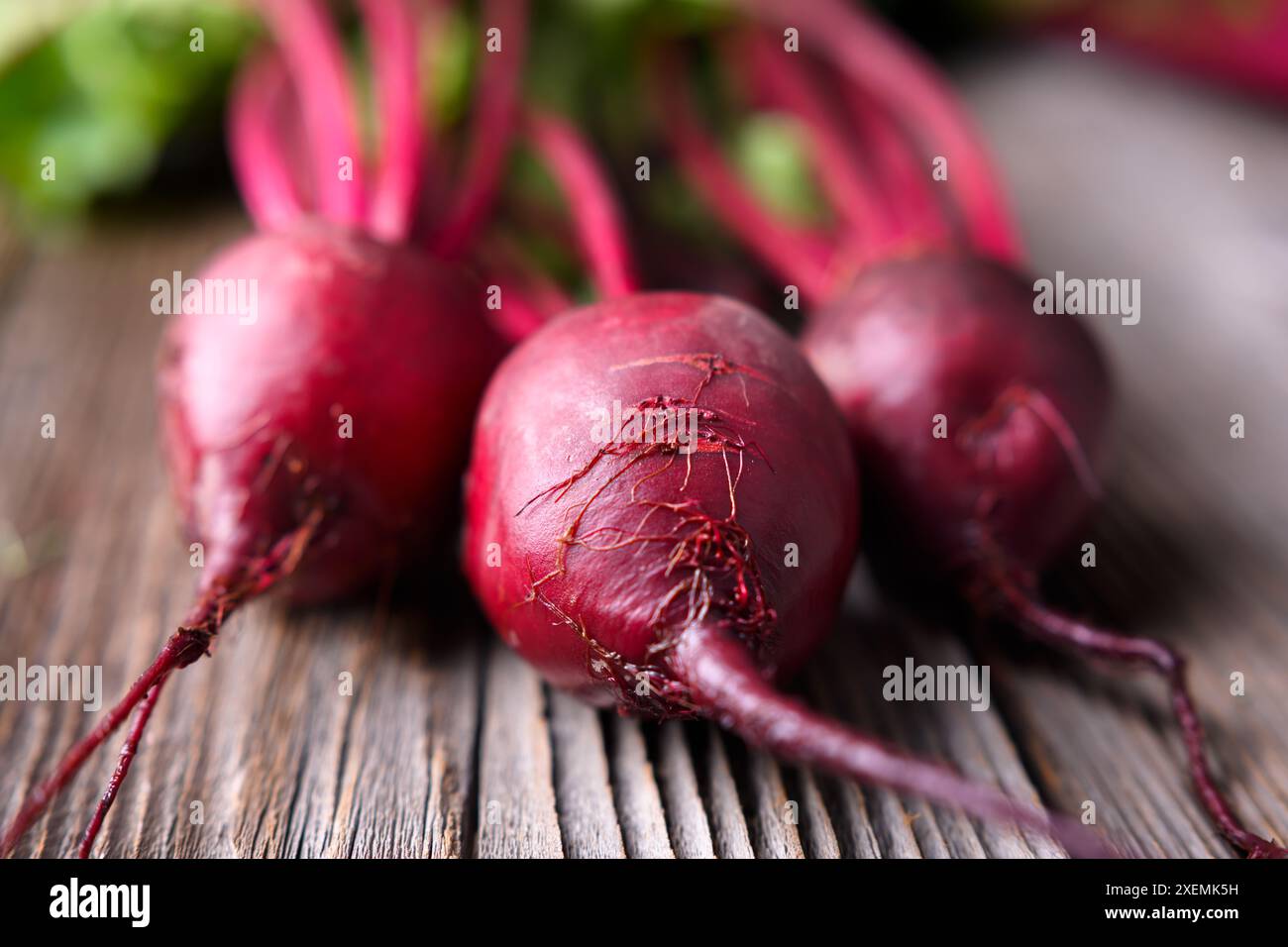 Barbabietole mature fresche su un colino metallico. Fotografia gastronomica Foto Stock