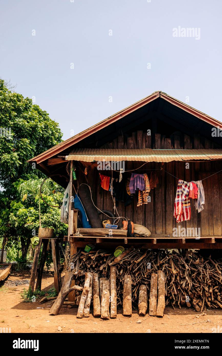 Casa con clotheslines e legna da ardere nel villaggio di Kok Phung Tai in Laos; Kok Phung Tai, provincia di Champasak, Laos Foto Stock