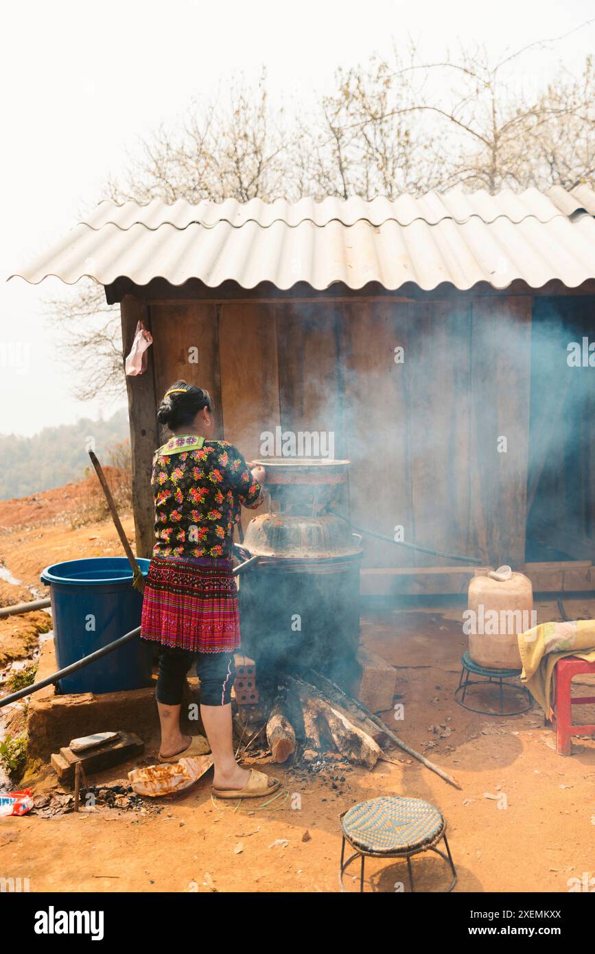 Donna vietnamita che cucina in una cucina all'aperto in campagna; Ban Nam Nghiep, Muong la, Son la, Vietnam Foto Stock