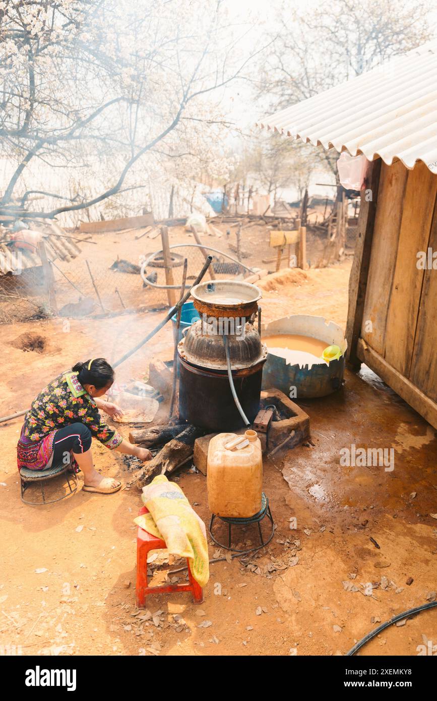 Donna vietnamita che cucina in una cucina all'aperto in campagna; Ban Nam Nghiep, Muong la, Son la, Vietnam Foto Stock