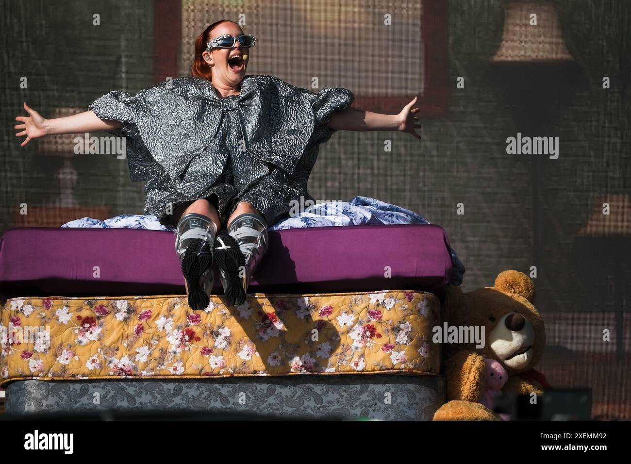 Glastonbury, Regno Unito. 28 giugno 2024. Anne-Marie Rose Nicholson ha visto esibirsi sull'altro palco del Friday of 2024 Glastonbury Festival presso Worthy Farm, Somerset Picture di Julie Edwards Credit: JEP Celebrity Photos/Alamy Live News Foto Stock