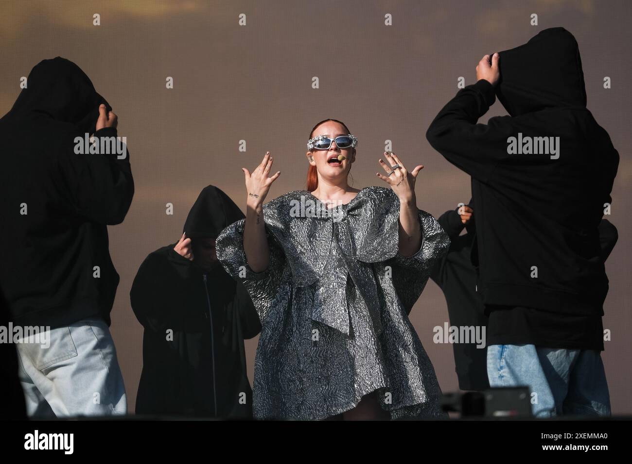 Glastonbury, Regno Unito. 28 giugno 2024. Anne-Marie Rose Nicholson ha visto esibirsi sull'altro palco del Friday of 2024 Glastonbury Festival presso Worthy Farm, Somerset Picture di Julie Edwards Credit: JEP Celebrity Photos/Alamy Live News Foto Stock