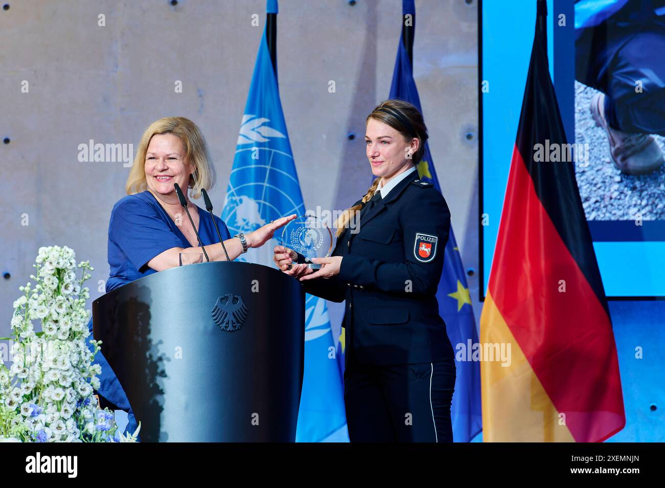 Nancy Faser Lysanne Köhnke - Peacekeeping 2024 EUR, Deutschland, Berlino, 27.06.2024: V.l.n.r. Bundesinnenministerin Nancy Faeser SPD gratuliert Polizeioberkommissarin Lysanne Köhnke am Tag des Peacekeepings den Einsatz aller deutschen Einsatzkräfte in internationalen Friedensmissionen. Geehrt werden Angehörige von NATO-, EU- und VN-Missionen. Ein Einsatz für Stabilität, Sicherheit und Frieden sowie polizeiliche und militärische Maßnahmen zur Krisenbewältigung. *** Nancy Faeser Lysanne Köhnke Peacekeeping 2024 EUR, Germania, Berlino, 27 06 2024 V l n r Ministro federale degli interni Nancy Faes Foto Stock