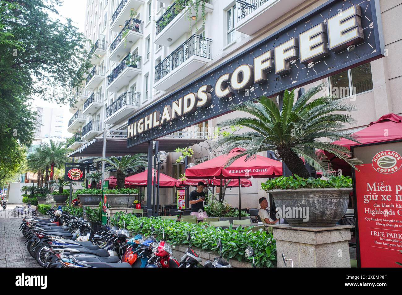 Ho chi Minh City, Vietnam - 2 febbraio 2024: Una filiale della catena vietnamita Highlands Coffee a Saigon Foto Stock