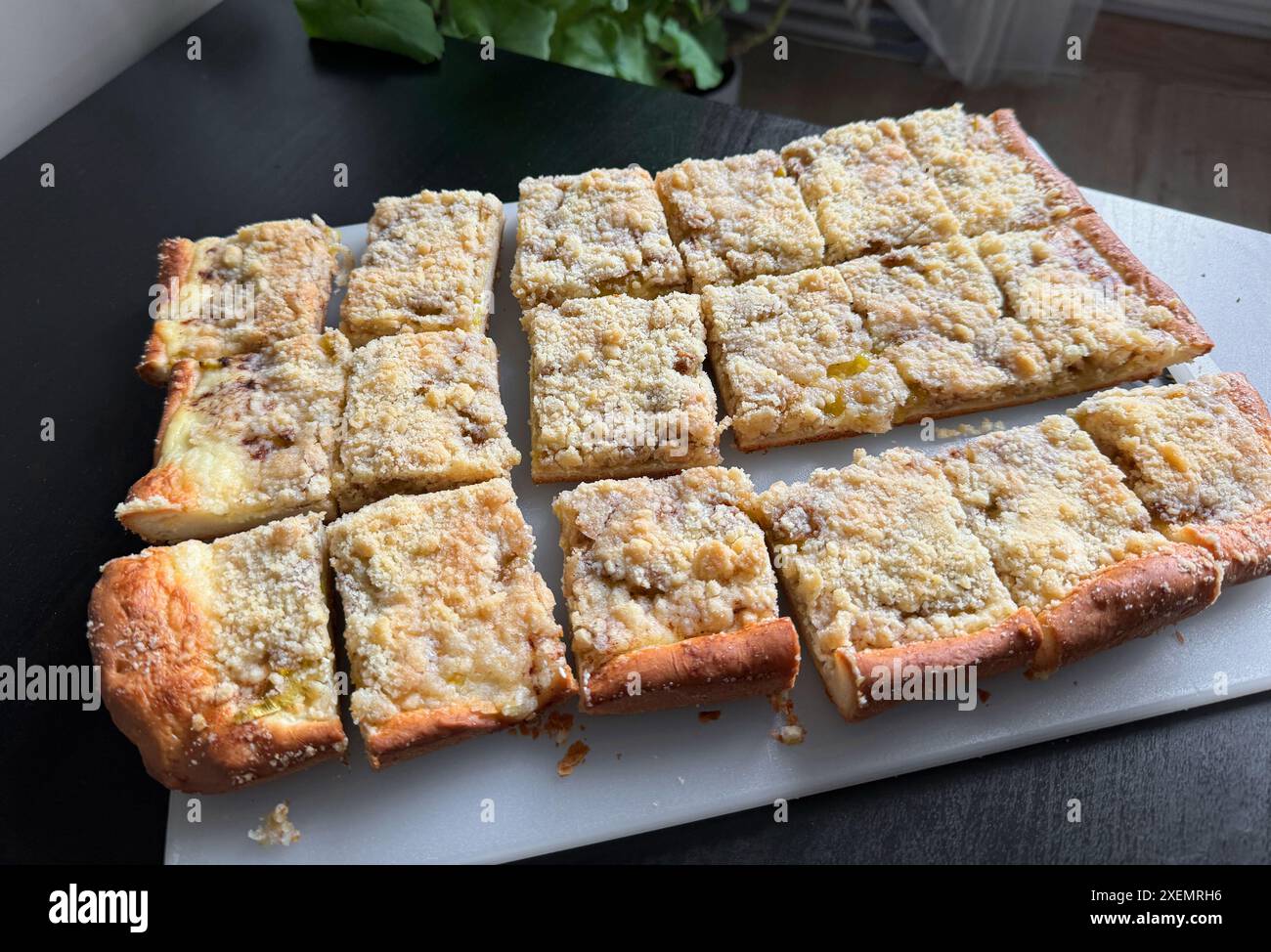 pane dolce fatto in casa appena sfornato con rabarbaro e sbriciolature sul tavolo Foto Stock
