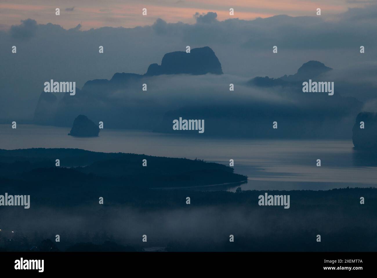 Formazioni rocciose carsiche sagomate al tramonto a Phang-Nga, Thailandia; Ao Phang Nga, Phang-nga, Thailandia Foto Stock