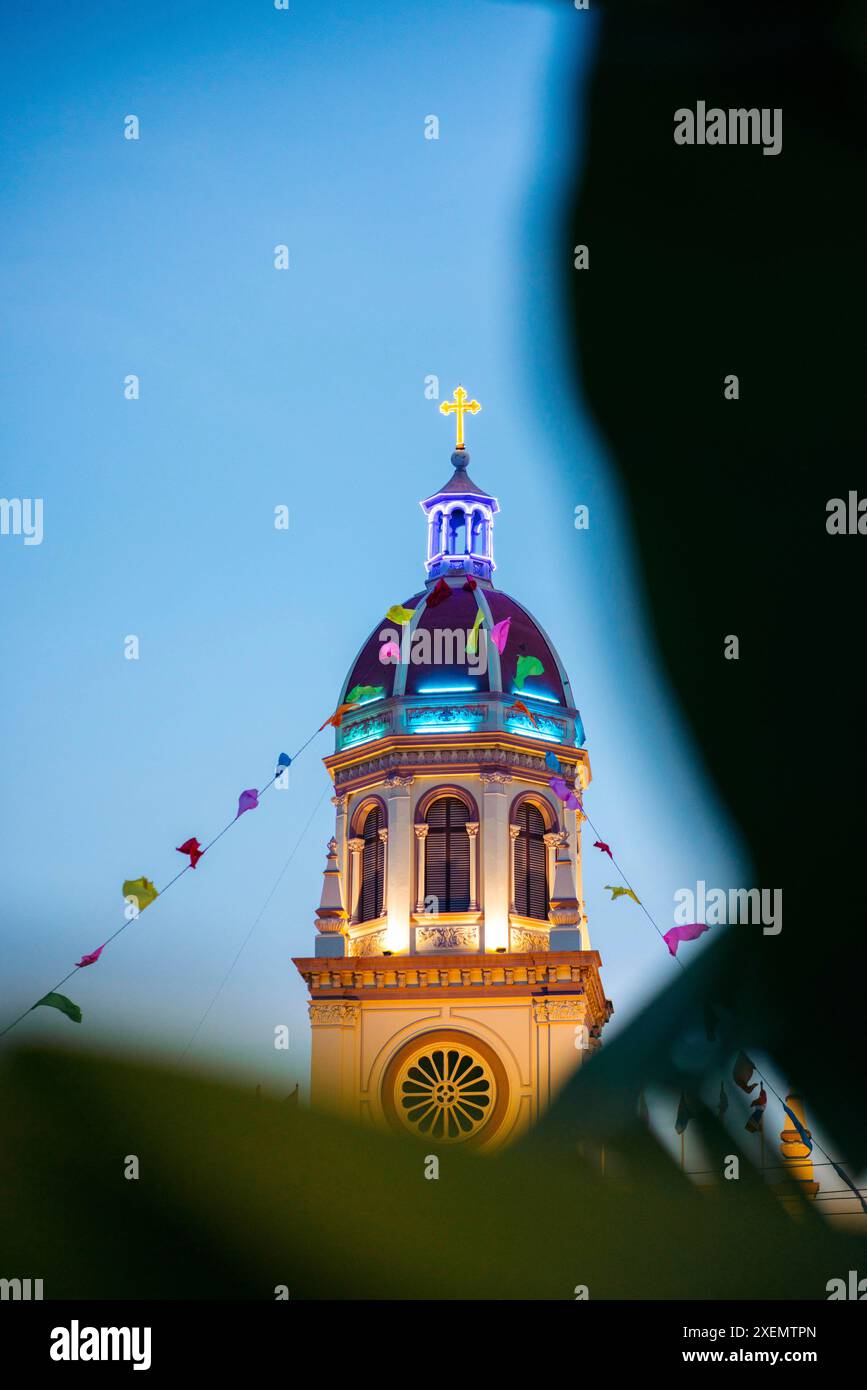 Campanile con croce sulla chiesa di Santa Cruz lungo il fiume Chao Phraya a Bangkok; Bangkok, Bangkok, Thailandia Foto Stock
