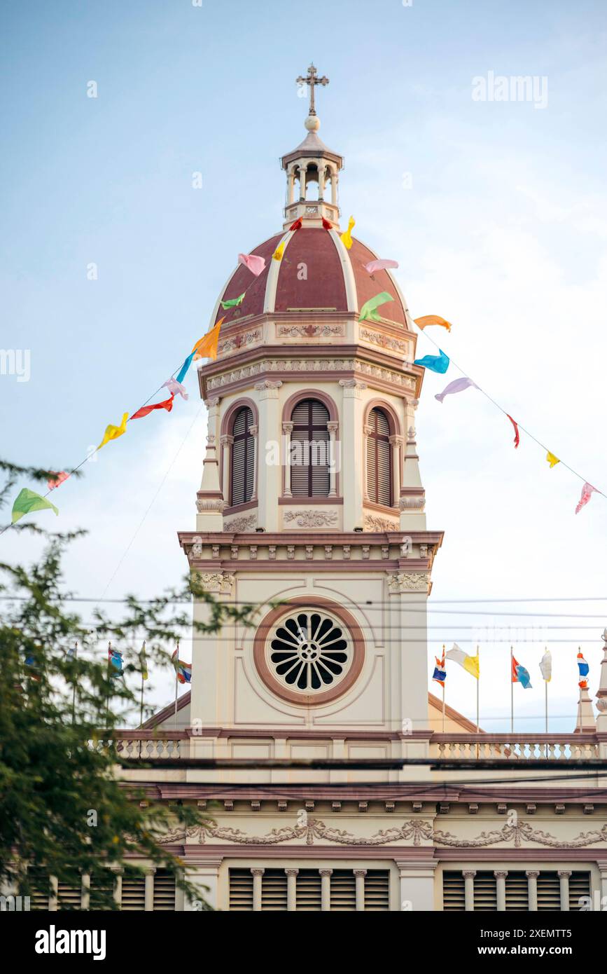 Campanile con croce sulla chiesa di Santa Cruz lungo il fiume Chao Phraya a Bangkok; Bangkok, Bangkok, Thailandia Foto Stock