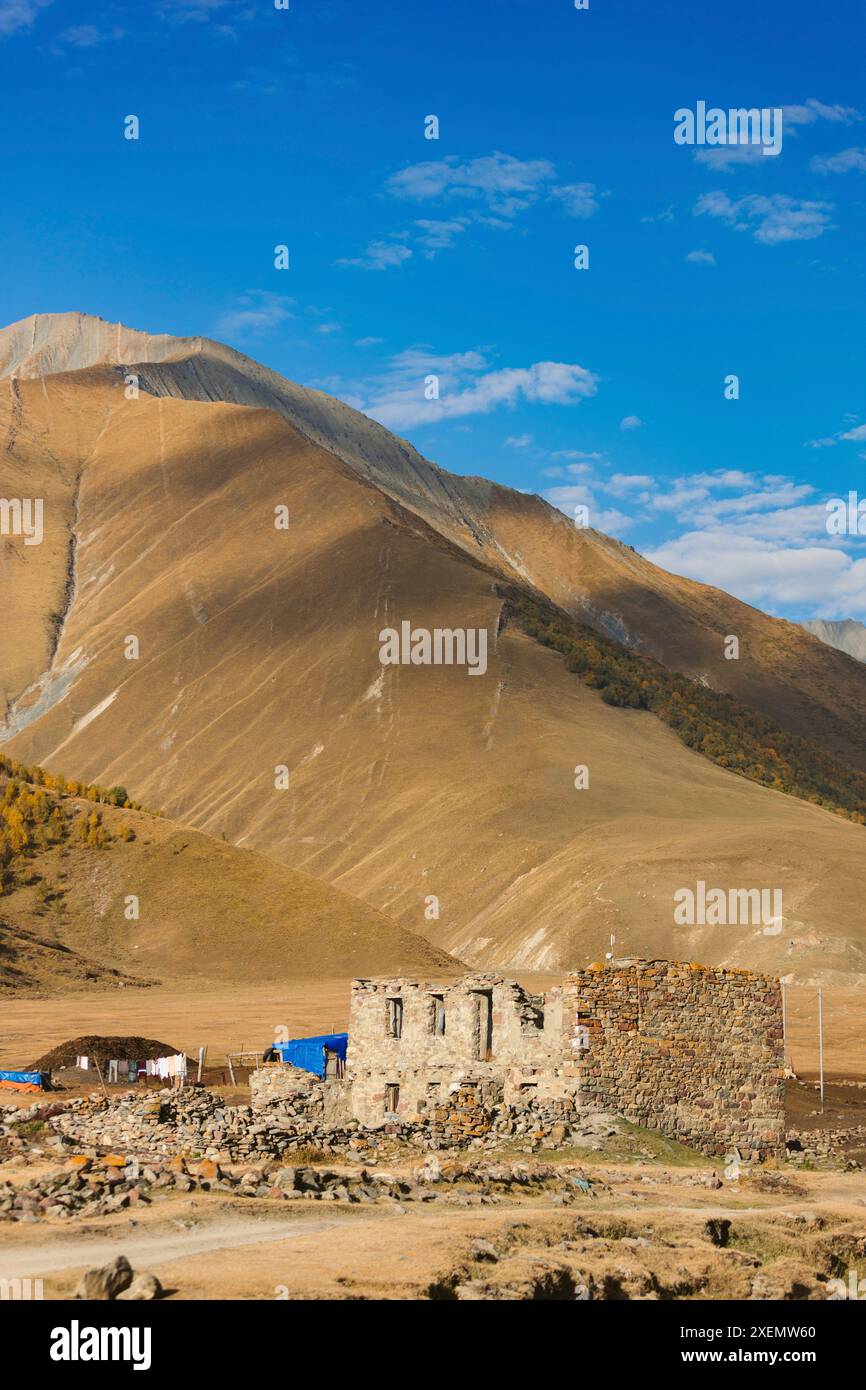 Edificio in pietra nella valle di Truso Gorge; Kvemo Okrokana, Georgia Foto Stock