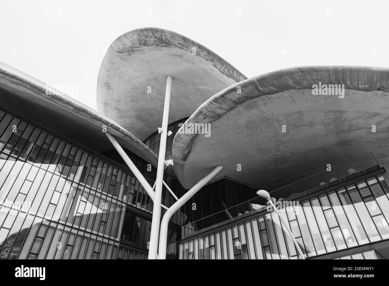 Il Public Service Hall è un'agenzia del governo georgiano che fornisce una varietà di servizi pubblici lungo il fiume Kura, Tbilisi. Foto Stock