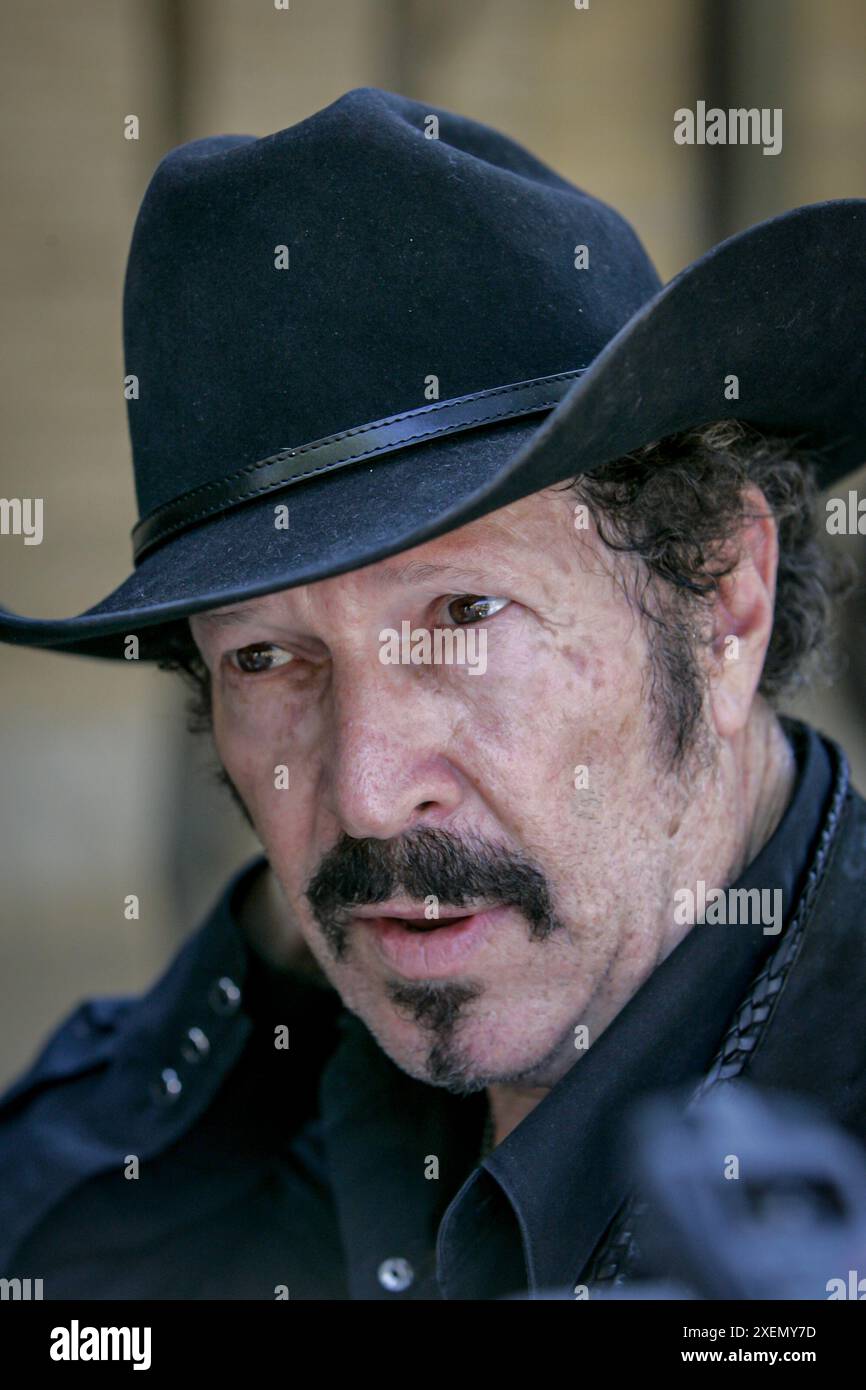 Candidato gubernatioriale in Texas, Kinky Friedman (indipendente) campagne presso la Southwest Texas State University a San Marcos e ottiene un piccolo aiuto dall'ex governatore del Minnesota, Jesse Ventura. Kinky Friedman, una figura colorata e non convenzionale nella politica del Texas, fece un notevole tentativo di candidarsi a governatore nel 2006. Conosciuto principalmente come musicista, umorista e romanziere misterioso, Friedman ha portato una miscela unica di carisma e spirito nell'arena politica. Il suo slogan della campagna, "Why the Hell Not?", racchiudeva il suo approccio esterno e il suo appello agli elettori stanchi dei politici tradizionali. Runn Foto Stock